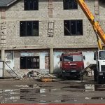 Автокран МАЗ. Шасі досить маневрене, що дозволяє використовувати кран у приватних секторах Буковелю
