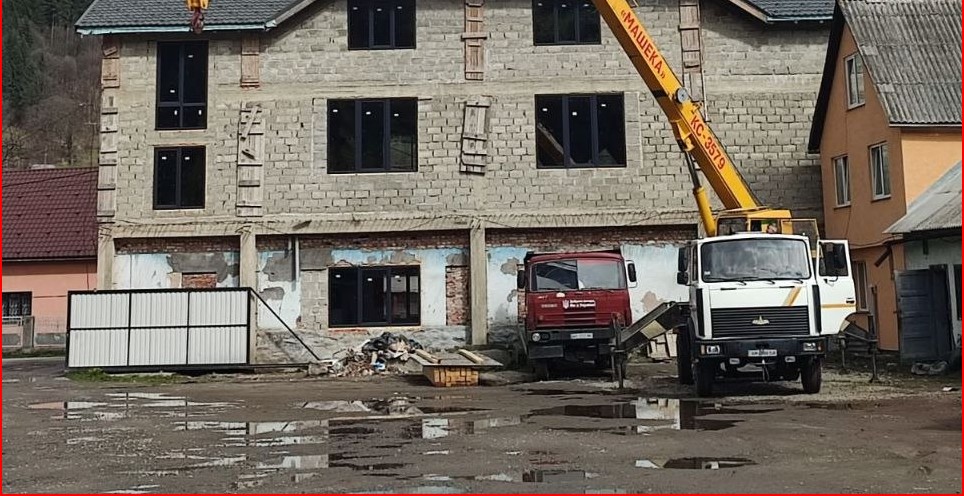 Автокран МАЗ. Шасі досить маневрене, що дозволяє використовувати кран у приватних секторах Буковелю