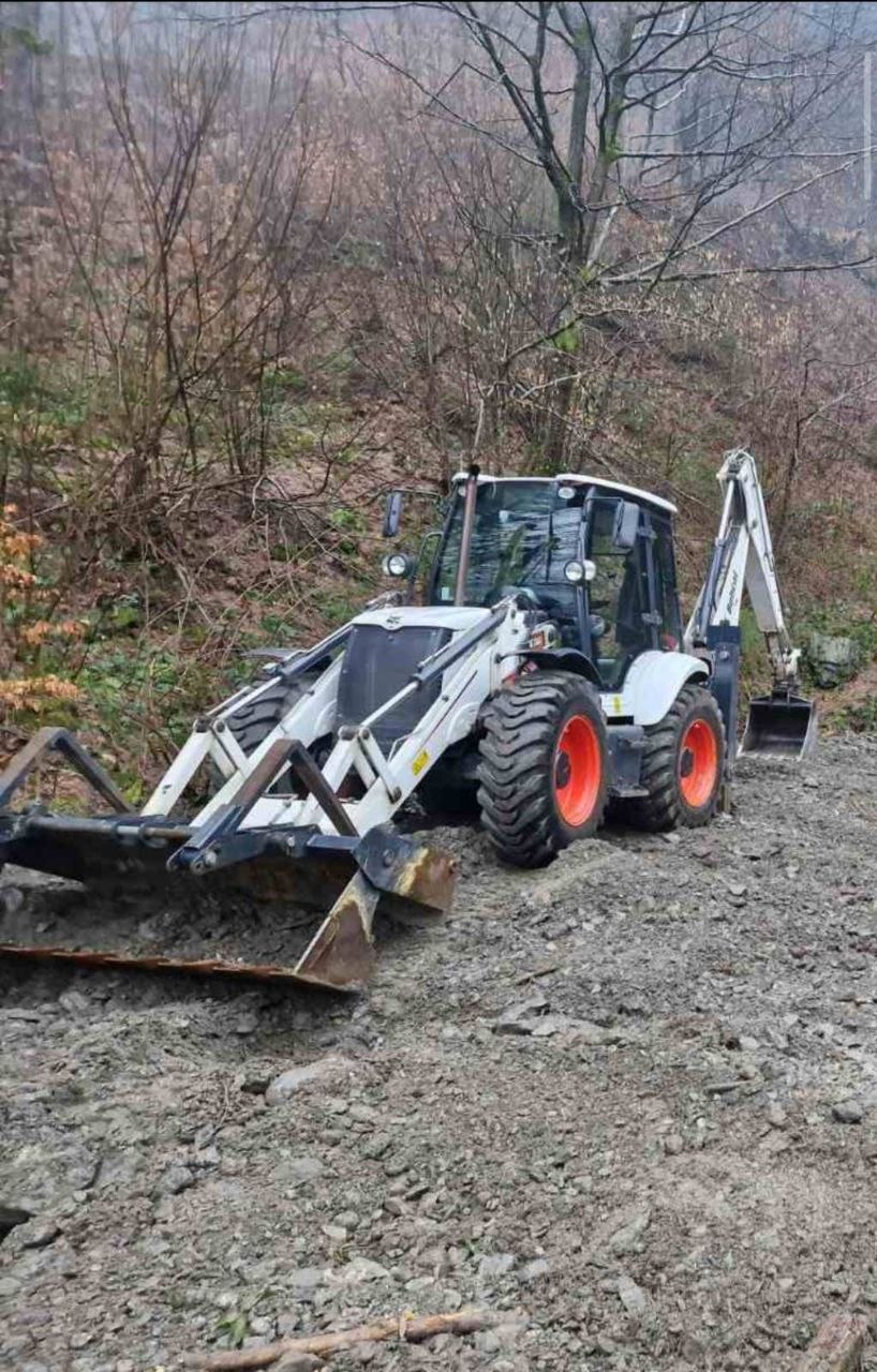 Екскаватор-навантажувач Bobcat B780, оснащений вилами на передній стрілі, є універсальною машиною для роботи з палетованими вантажами та матеріалами.