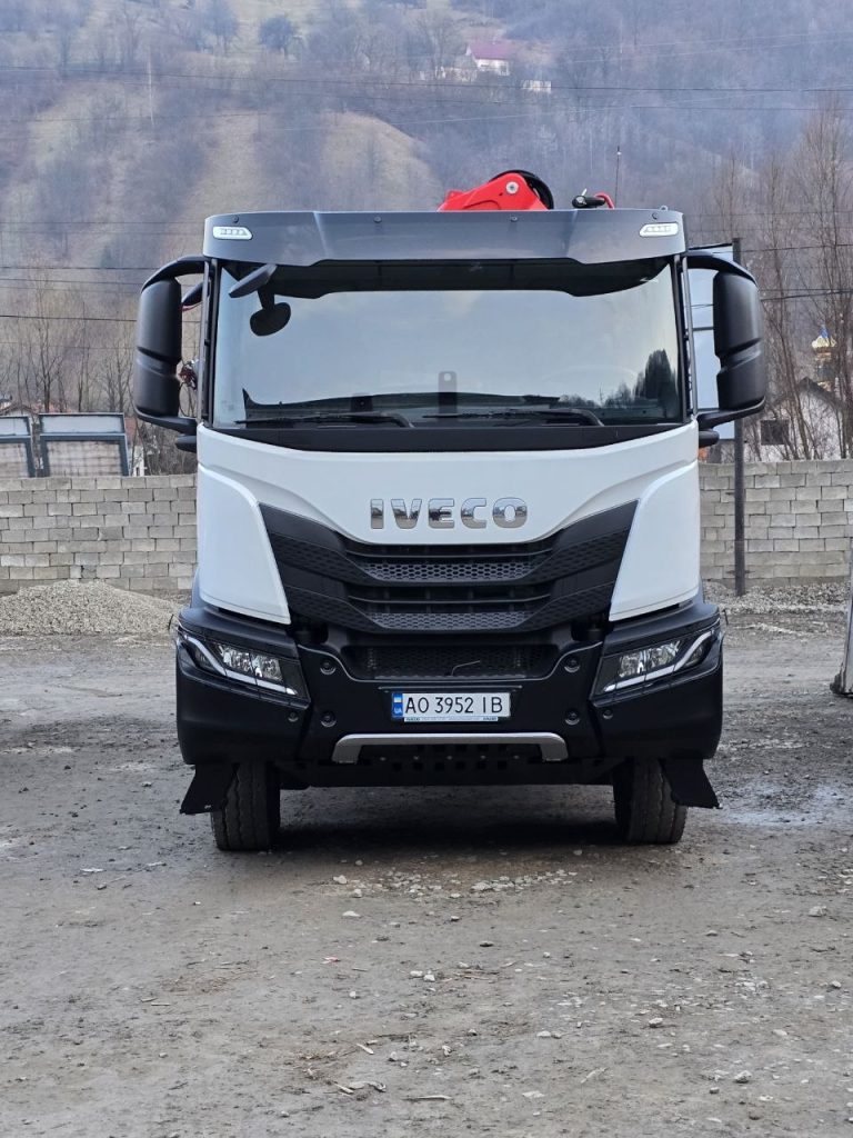 Крано-маніпуляторна установка (КМУ). Завдяки тристоронньому розвантаженню техніка може висипати щебінь.
