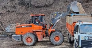 Doosan DISD SD300N (Develon SD300N) — це сучасний фронтальний навантажувач вантажопідйомністю до 5 тонн, створений для інтенсивної роботи в будівництві, кар’єрах, дорожній сфері та промисловості.